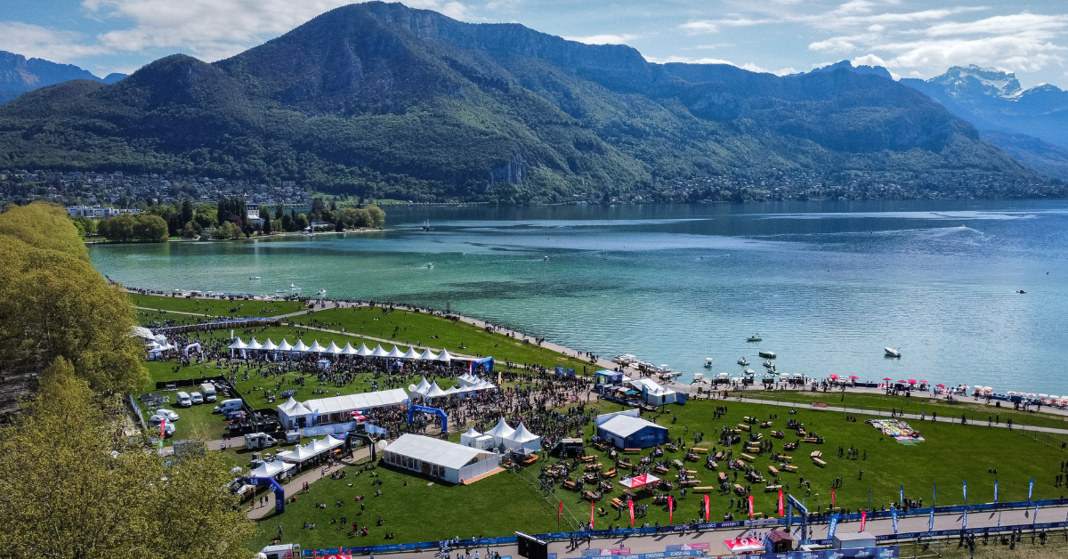 Vue du village marathon du Brooks Marathon du Lac d’Annecy