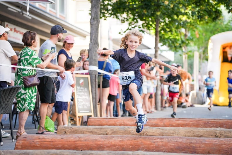 Enfants participant à la Course des Cinq Obstacles à Sierre