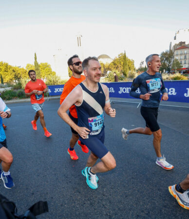 Coureurs participant à une course de 10 kilomètres et visant un chrono de 50 minutes.