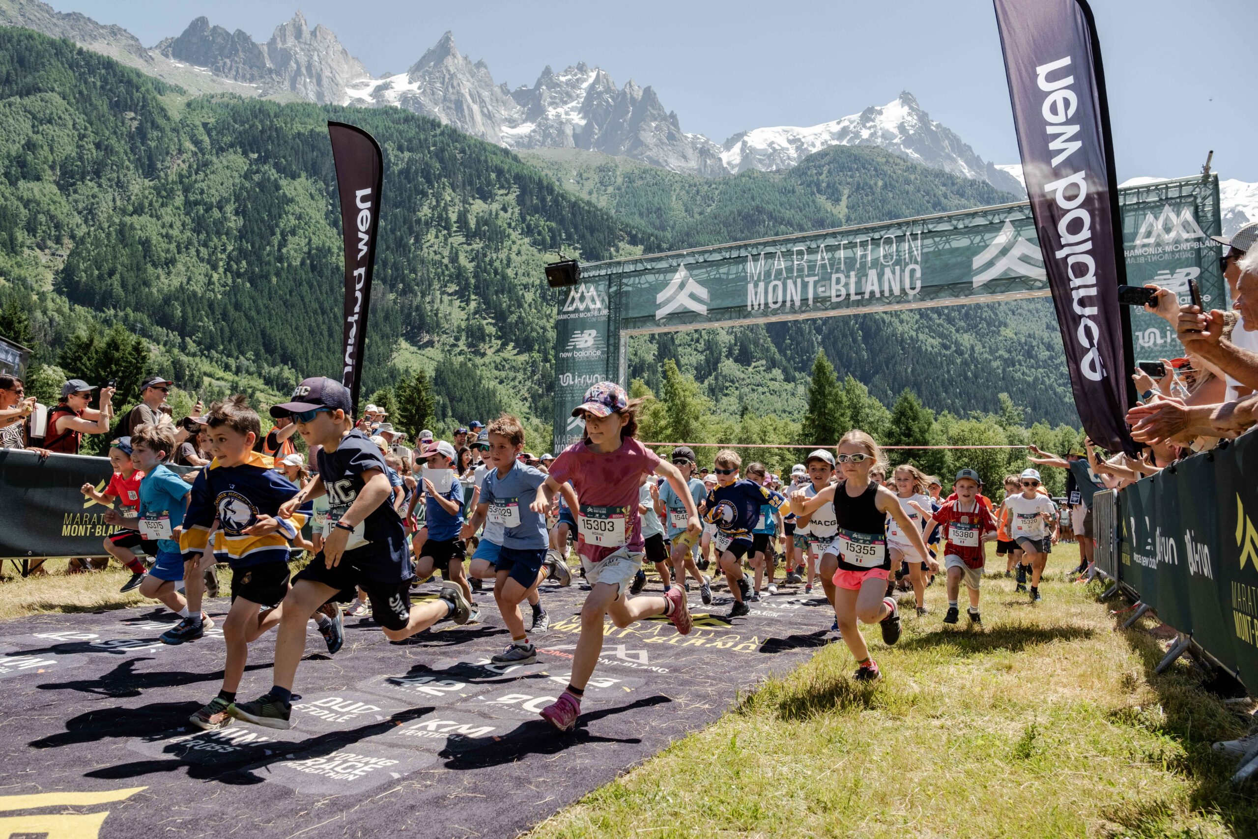 Jeunes enfants en plein effort sur le Mini-Cross