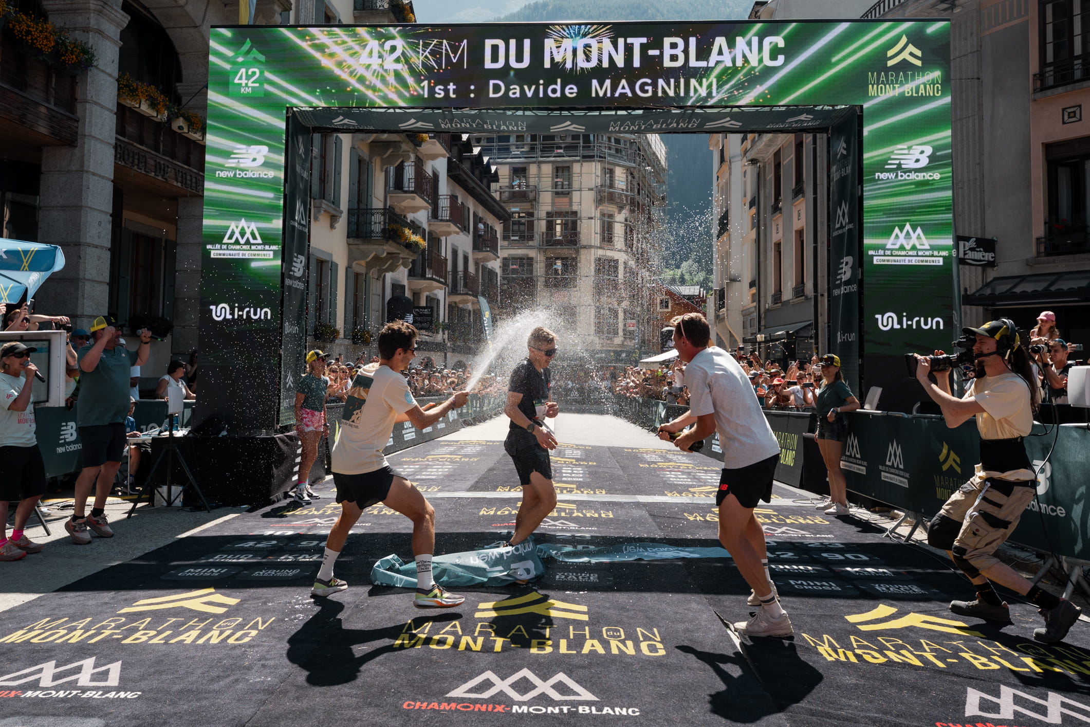 David Magnini célébrant sur la ligne d'arrivée du Marathon du Mont-Blanc