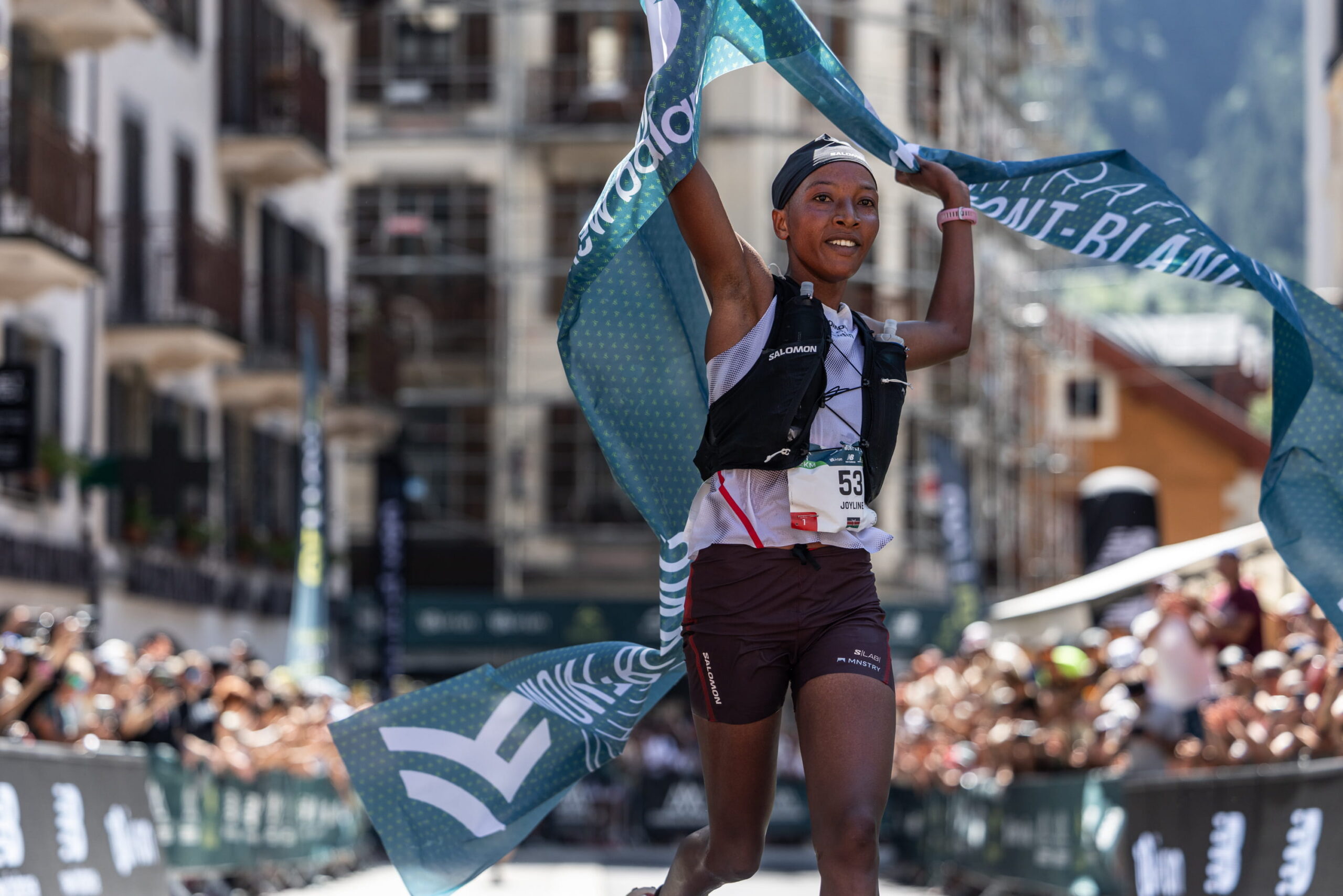 Joyline Chepngeno célébrant sa victoire sur la ligne d'arrivée du 42km du Mont-Blanc