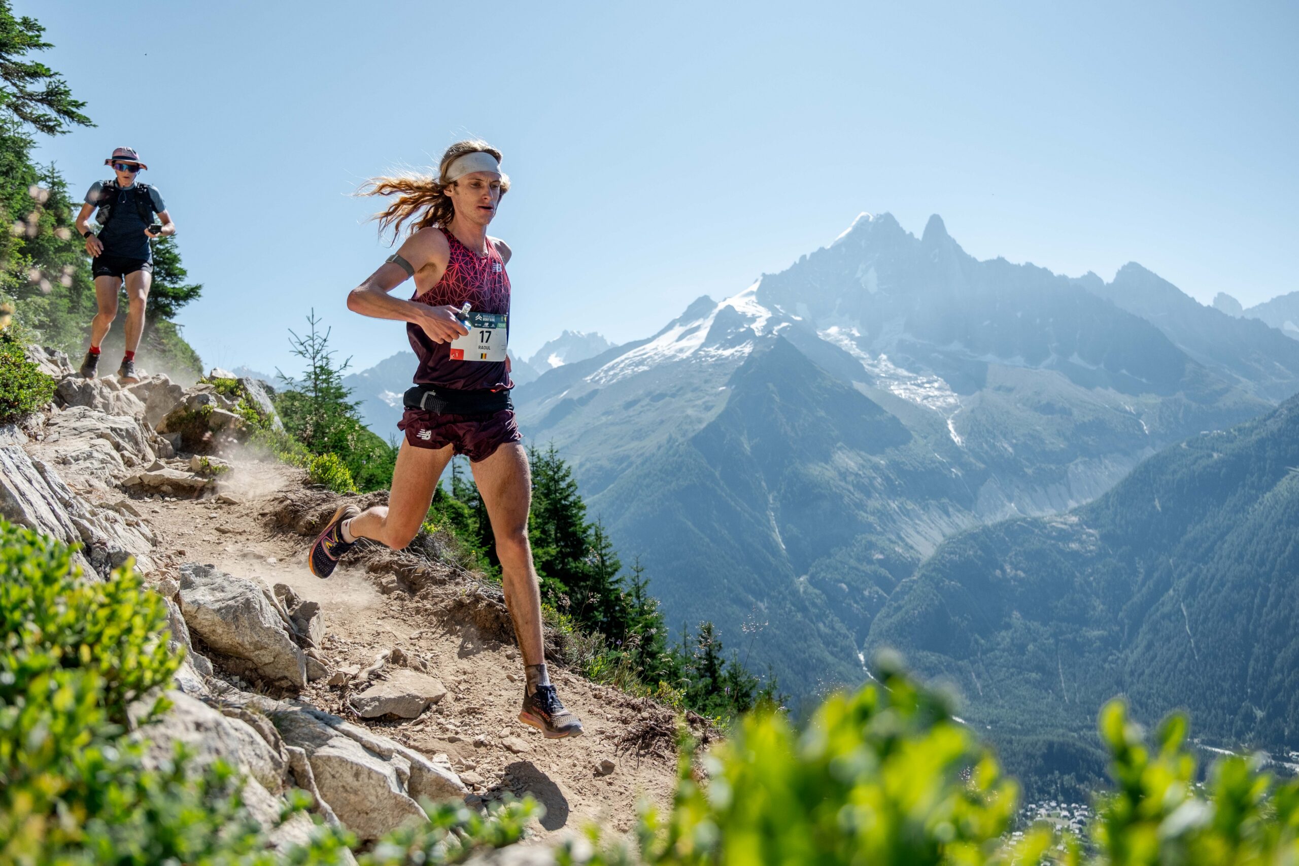 Coureurs face aux aiguilles du Mont-Blanc