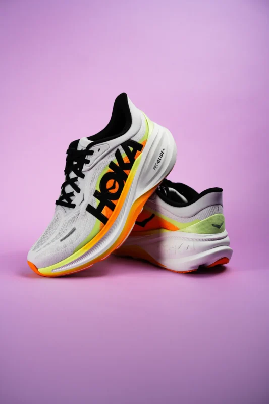 HOKA Clifton Pro blanc et orange - chaussure de running, semelle PROGLIDE+ et crampons triangulaires