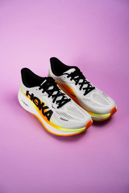 HOKA Clifton Pro blanc et orange - chaussure de running, semelle PROGLIDE+ et crampons triangulaires
