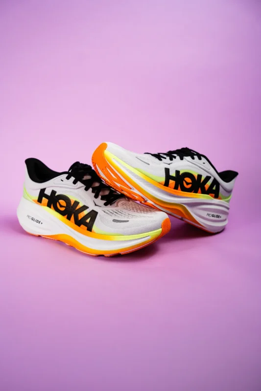 HOKA Clifton Pro blanc et orange - chaussure de running, semelle PROGLIDE+ et crampons triangulaires