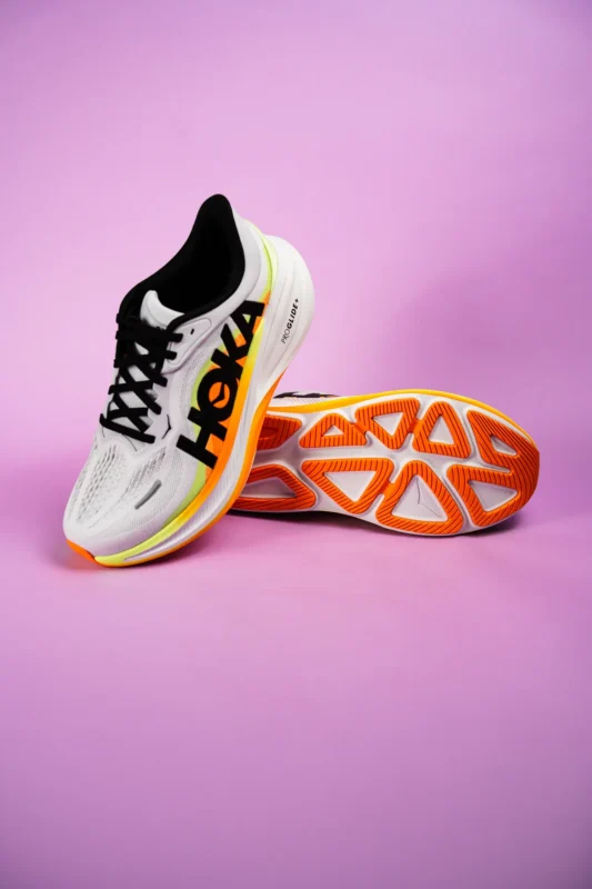HOKA Clifton Pro blanc et orange - chaussure de running, semelle PROGLIDE+ et crampons triangulaires