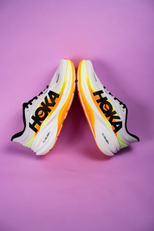 HOKA Clifton Pro blanc et orange - chaussure de running, semelle PROGLIDE+ et crampons triangulaires