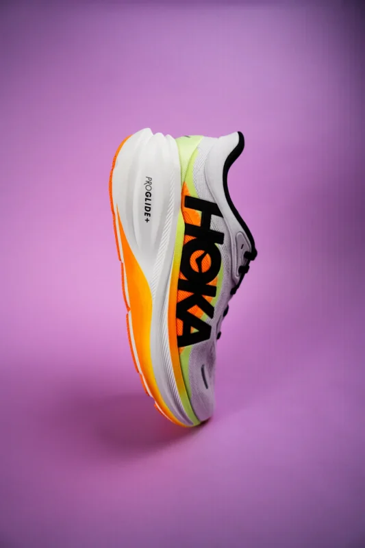 HOKA Clifton Pro blanc et orange - chaussure de running, semelle PROGLIDE+ et crampons triangulaires