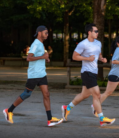 Coureurs débutants effectuant une sortie d'entraînement pour préparer un 10 kilomètres